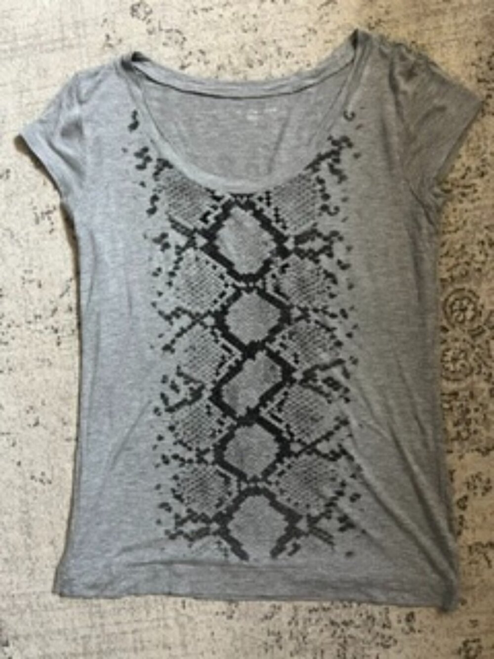 🧡3/$15 Calvin Klein Jeans Gray Snake Skin Print Beads T Shirt M